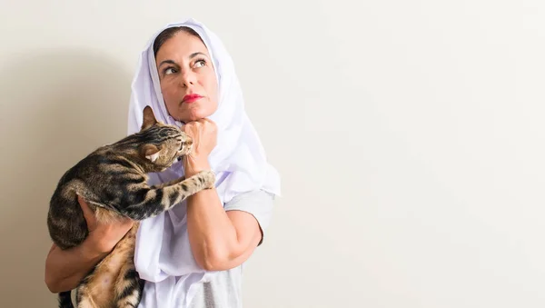 Araberin Weißen Hijab Mit Katze Ernsten Gesicht Die Über Frage — Stockfoto