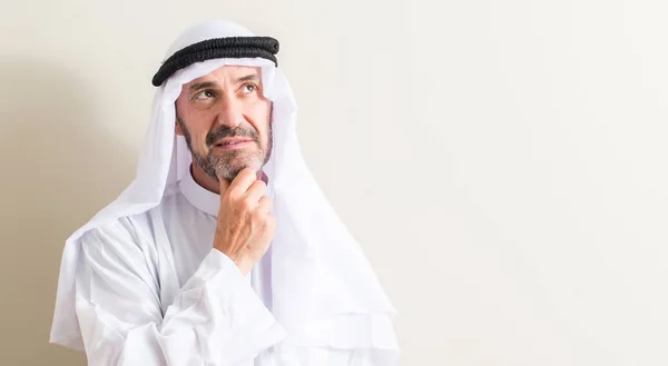 Ledande Arabiska Mannen Allvarligt Ansikte Funderar Frågan Mycket Förvirrad Idé — Stockfoto