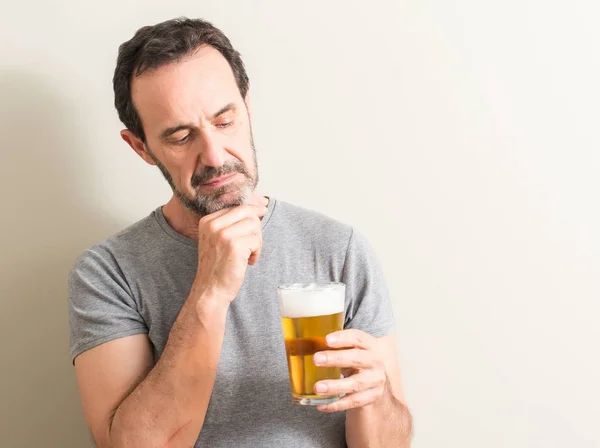 Homem Sênior Bebendo Cerveja Cara Séria Pensando Questão Ideia Muito — Fotografia de Stock