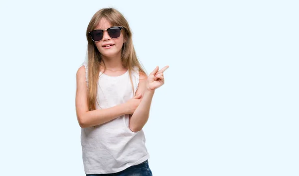 Joven Niño Rubio Con Gafas Sol Muy Feliz Señalando Con — Foto de Stock