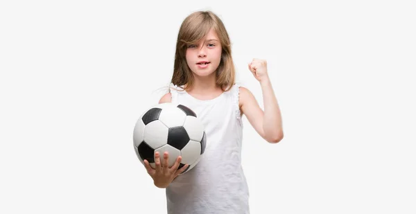 Giovane Bambino Bionda Che Tiene Palla Calcio Infastidito Frustrato Gridando — Foto Stock