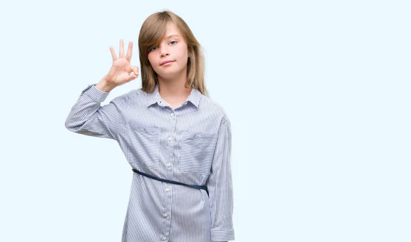 Giovane Bambino Biondo Che Indossa Camicia Blu Facendo Segno Con — Foto Stock