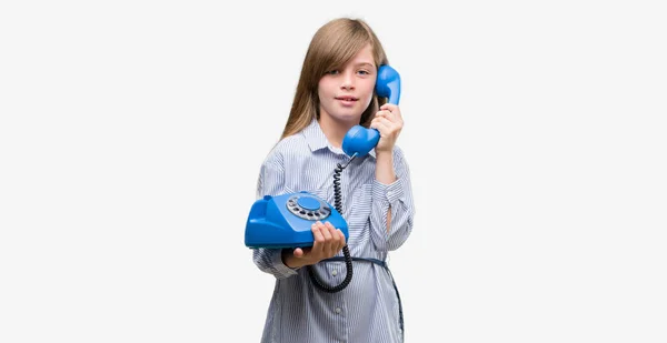 Jovem Criança Loira Segurando Telefone Vintage Com Rosto Feliz Sorrindo — Fotografia de Stock
