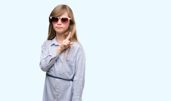 Jovem Criança Loira Vestindo Camisa Azul Muito Feliz Apontando Com — Fotografia de Stock