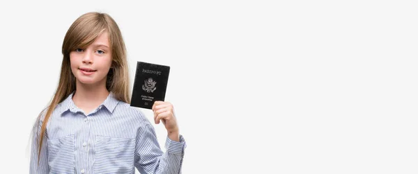 Ung Blond Småbarn Håller Amerikanska Pass Med Ett Glatt Ansikte — Stockfoto