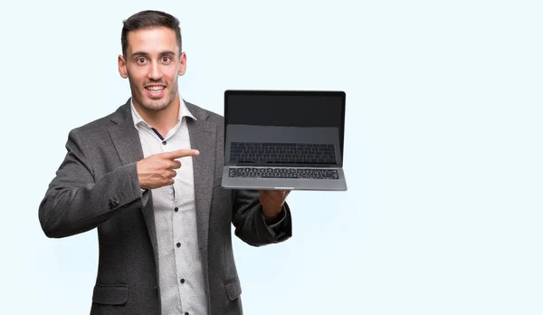 Hombre Joven Guapo Usando Computadora Portátil Muy Feliz Señalando Con —  Fotos de Stock