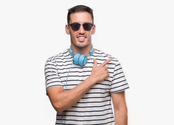 Joven Guapo Con Auriculares Alegres Con Una Sonrisa Cara Apuntando — Foto de Stock