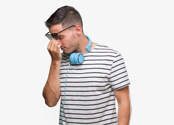 Guapo Joven Con Auriculares Cansados Frotando Nariz Los Ojos Sintiendo —  Fotos de Stock