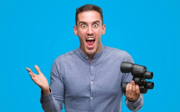 Jovem Bonito Olhando Através Binóculos Muito Feliz Animado Expressão Vencedora — Fotografia de Stock