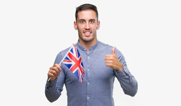 Красивый Молодой Человек Флагом Великобритании Счастлив Большой Улыбкой Делает Хорошо — стоковое фото