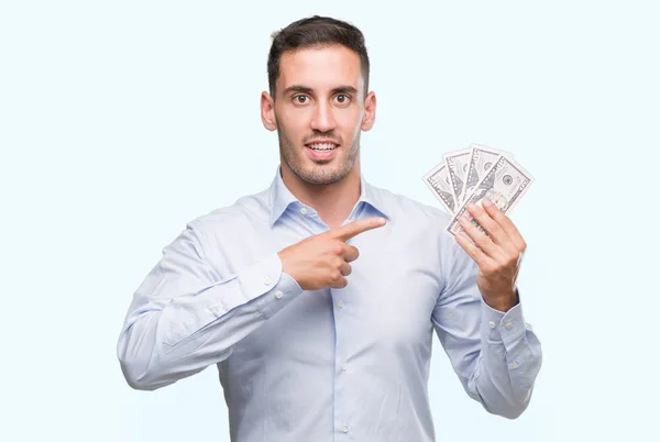 Schöner Junger Mann Mit Geld Sehr Glücklich Zeigt Mit Hand — Stockfoto