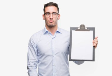 Acımak yüz ciddi düşünme bir pano kendine güvenen bir ifade ile gösterilen yakışıklı genç iş adamı