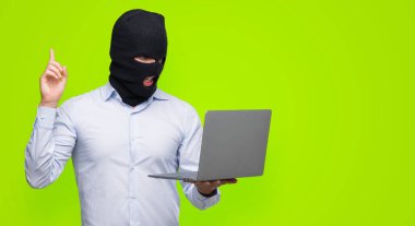 İş hacker bilgisayar dizüstü sürpriz bir fikir tutan adam ya da gülen yüz, bir numara ile işaret parmağı soru