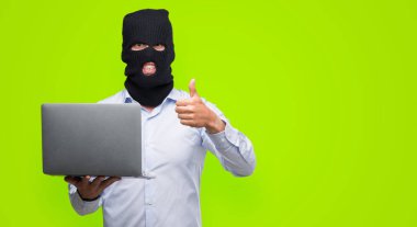 Ok işareti, başparmak ile parmak, mükemmel işareti yapıyor kocaman bir gülümseme ile bir bilgisayar dizüstü mutlu holding iş hacker adamı