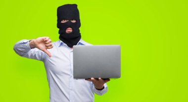 Kızgın yüz, bir bilgisayar dizüstü holding iş hacker adamı sevmemek başparmak aşağı, ret kavramı ile gösterilen işareti negatif