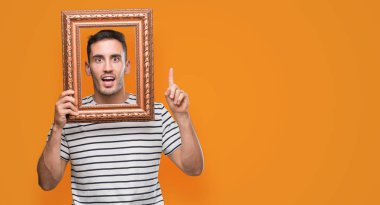 Vintage sanat çerçeve bir fikir ya da soru işaret parmağı gülen yüz, bir numara ile sürpriz üzerinden baktığımda yakışıklı genç