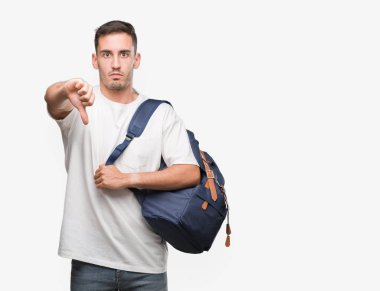 Sırt çantası kızgın yüzü, eksi işareti aşağı antipati başparmak ile gösterilen, ret kavramı ile tutarak yakışıklı genç