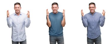 Yakışıklı genç gülümseyen geçiş parmakları ile umut ve gözleri kapalı giyiyor farklı kıyafetler adam. Şans ve batıl kavramı.