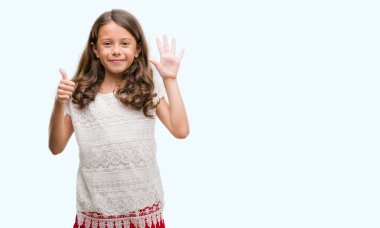 Gösterilen ve parmakları ile işaret esmer Latin kız kendinden emin ve mutlu gülümseyerek süre 6 numara.