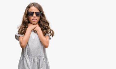 Güneş gözlüğü takıyor esmer Latin kız bağırıyor ve havasızlıktan çünkü acı kendi ellerimle öldürürüm. Sağlık sorunu. Yaralarından ve intihar kavramı.