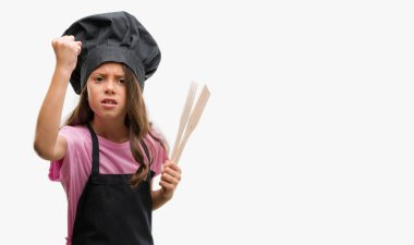 Esmer Latin kız giyiyor yemek Tekdüzen rahatsız ve hayal kırıklığı ile öfke, çılgın ve yükseltilmiş eliyle diye bağıran öfke kavramı bağırarak