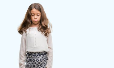 Esmer Latin kız depresif ve kızgın ve korkmuş ağlıyor sıkıntı için endişeleniyorum. Üzgün ifade.