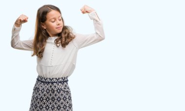 Esmer Latin kız gururlu gülümseyen kol kasları gösterilen. Fitness kavramı.