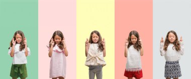 Kolaj esmer İspanyol kız umut ve gözleri kapalı geçiş parmaklarıyla gülümseyen farklı kıyafetler giyiyor. Şans ve batıl kavramı.