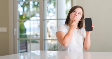 Sendromu kadını evde smartphone ciddi bir yüz düşünme hakkında soru, çok karışık bir fikir kullanarak