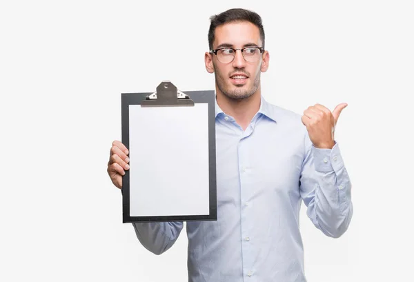 Schöner Junger Geschäftsmann Mit Einem Klemmbrett Das Mit Der Hand — Stockfoto