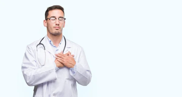 Joven Doctor Guapo Sonriendo Con Las Manos Pecho Con Los —  Fotos de Stock