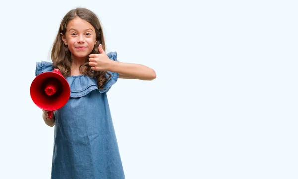 Menina Hispânica Morena Segurando Megafone Vermelho Feliz Com Grande Sorriso — Fotografia de Stock