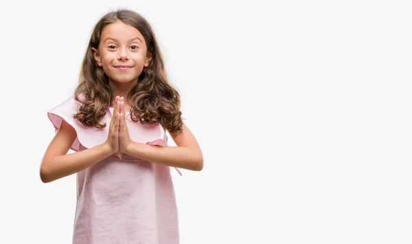 Brünettes Hispanisches Mädchen Rosa Kleid Betet Mit Den Händen Zusammen — Stockfoto