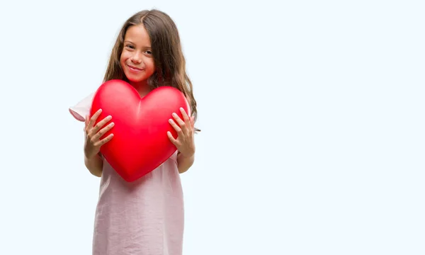 Μελαχρινή Κορίτσι Ισπανόφωνος Κρατώντας Κόκκινη Καρδιά Ένα Χαρούμενο Πρόσωπο Στέκονται — Φωτογραφία Αρχείου