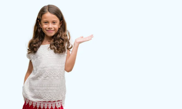 Brünettes Hispanisches Mädchen Lächelt Fröhlich Und Zeigt Mit Der Handfläche — Stockfoto