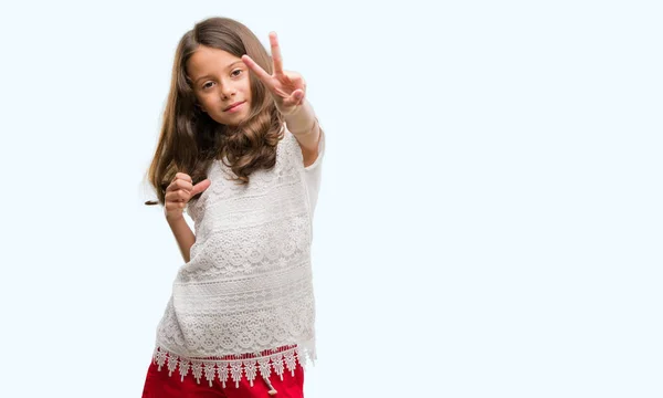 Menina Hispânica Morena Sorrindo Olhando Para Câmera Mostrando Dedos Fazendo — Fotografia de Stock