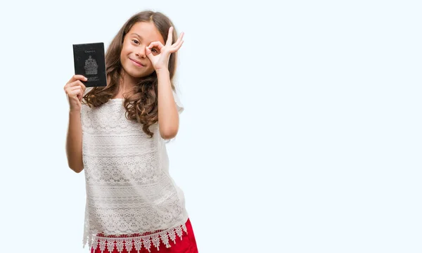 Μελαχρινή Κορίτσι Ισπανόφωνος Κρατώντας Διαβατηρίου Του Καναδά Χαρούμενο Πρόσωπο Χαμογελά — Φωτογραφία Αρχείου
