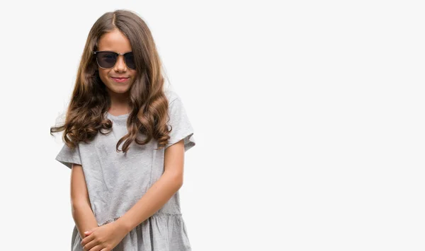 Menina Hispânica Morena Usando Óculos Sol Com Sorriso Feliz Legal — Fotografia de Stock