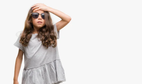 黑发西班牙裔女孩戴着墨镜惊讶地用手在头上犯错 记住错误 坏记忆概念 — 图库照片