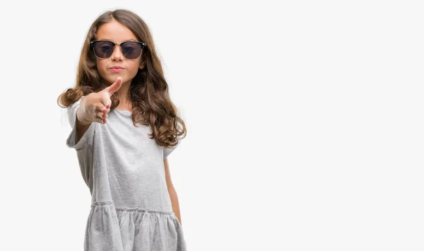 Brunetka Hispánský Dívka Která Nosí Sluneční Brýle Úsměvem Přátelskou Nabídku — Stock fotografie