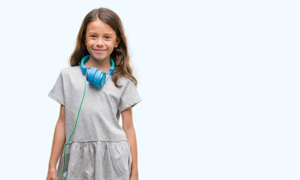 Μελαχρινή Κορίτσι Ισπανόφωνος Φορώντας Ακουστικά Ένα Χαρούμενο Πρόσωπο Στέκονται Και — Φωτογραφία Αρχείου