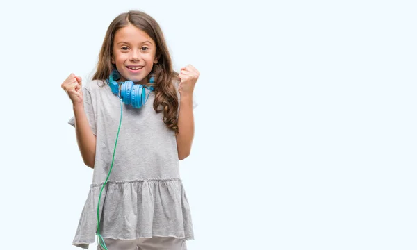 Morena Chica Hispana Con Auriculares Gritando Orgulloso Celebrando Victoria Éxito — Foto de Stock