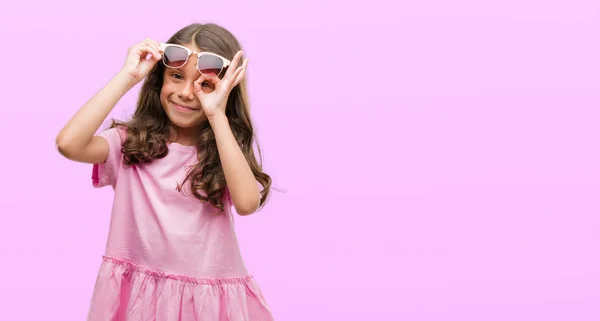 Brünettes Hispanisches Mädchen Mit Sonnenbrille Mit Glücklichem Gesicht Lächelnd Zeichen — Stockfoto
