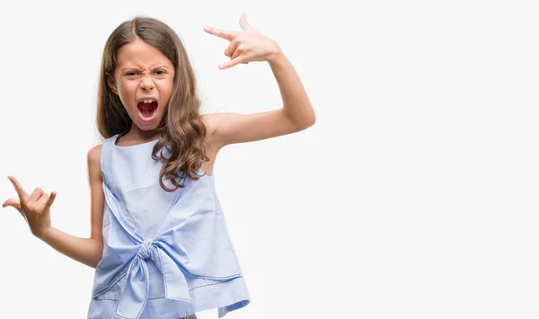 Brunett Spansktalande Tjej Skrika Med Galna Uttryck Gör Rock Symbol — Stockfoto