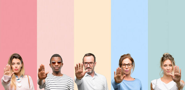 Смешанная группа людей, женщин и мужчин раздражена плохим отношением делать знак "стоп" рукой, говоря "нет", выражая безопасность, защиту или ограничение, возможно, толкая
