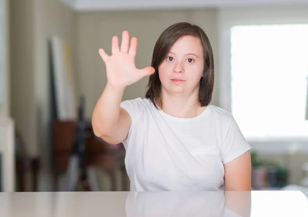 Синдром Дауна Жінка Вдома Відкритою Рукою Робить Знак Зупинки Серйозним — стокове фото