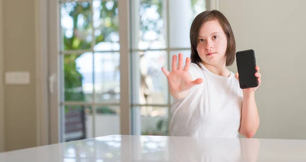 Síndrome Mujer Casa Usando Smartphone Con Mano Abierta Haciendo Stop —  Fotos de Stock