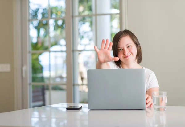Σύνδρομο Γυναίκα Στο Σπίτι Χρησιμοποιώντας Υπολογιστή Laptop Ανοιχτό Χέρι Κάνει — Φωτογραφία Αρχείου