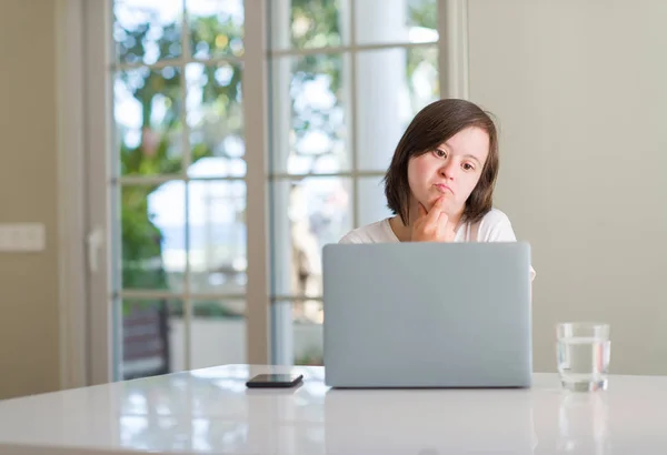 Síndrome Mujer Casa Usando Ordenador Portátil Cara Seria Pensando Pregunta — Foto de Stock