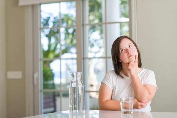 Síndrome Mujer Casa Beber Agua Cara Seria Pensando Pregunta Idea — Foto de Stock